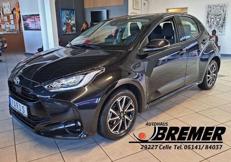 Mysticschwarz Gebraucht 2022 Toyota Yaris Team Limousine | 16.950 € (Fairer Preis) - Bild 1/4