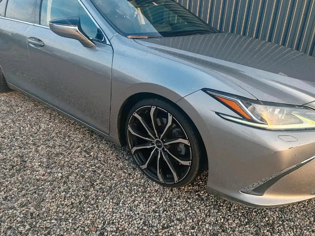 Gebraucht Lexus ES300H 178 PS (130 kW) 2024 Grau Limousine