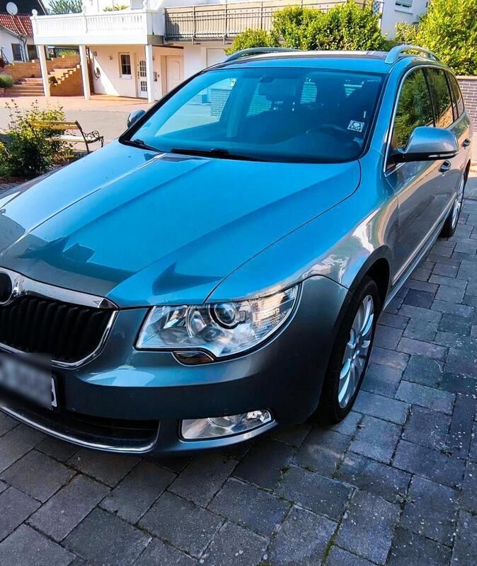 Grau Gebraucht 2010 Skoda Superb Kombi | 8.950 € (Teuer) - Bild 1/2