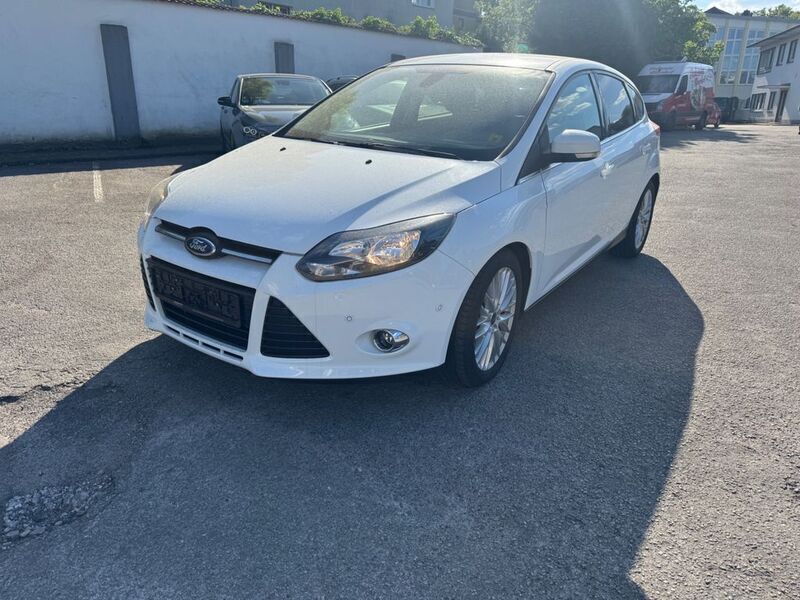 Weiß Gebraucht 2013 Ford Focus Champions Edition Limousine | 5.500 € (Fairer Preis) - Bild 1/4