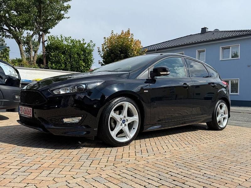 Schwarz Gebraucht 2018 Ford Focus ST-Line Limousine | 11.790 € (Superpreis) - Bild 1/4