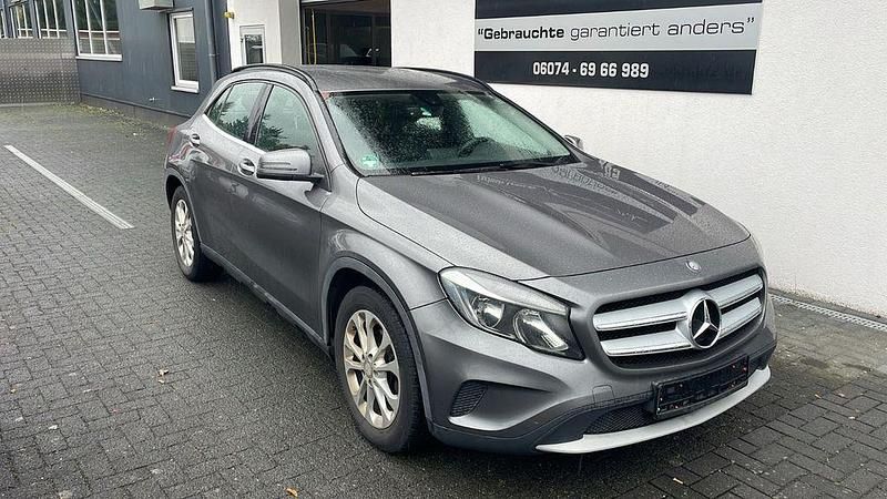 Grau Gebraucht 2014 Mercedes GLA200 SUV | 8.840 € (Etwas zu teuer) - Bild 1/4
