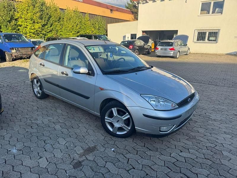 Silber Gebraucht 2002 Ford Focus Futura Limousine | 650 € (Superpreis) - Bild 1/4