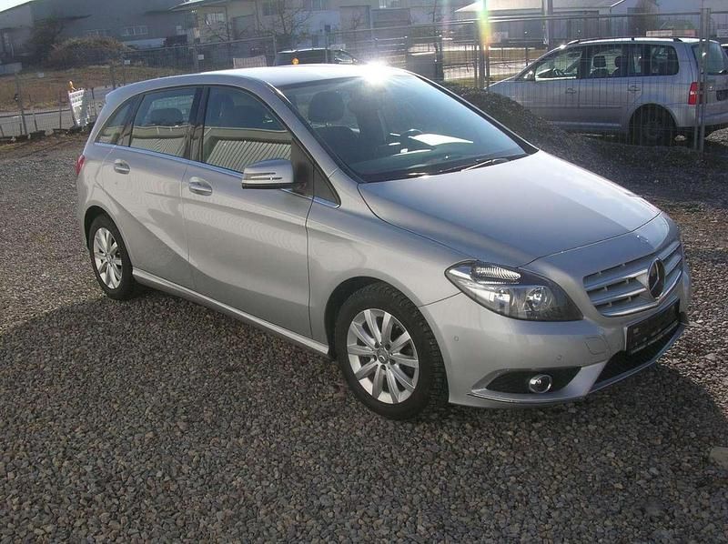 Gebraucht Mercedes B180 109 PS (80 kW) 2014 Polarsilber  metalliclack Van / Kleinbus
