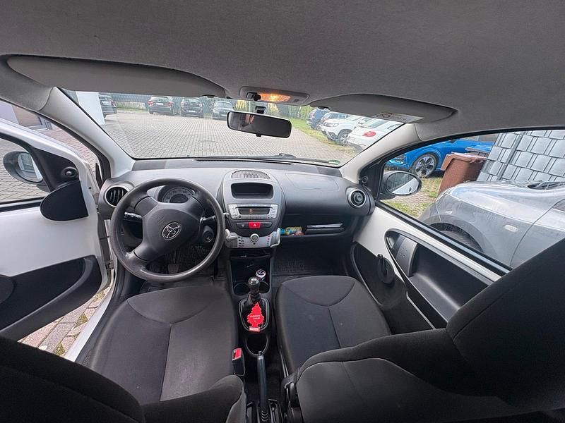 Weiß Gebraucht 2013 Toyota Aygo Kleinwagen | 3.000 € - Bild 1/4
