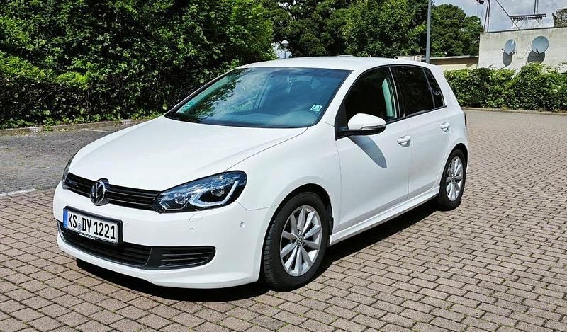 Weiß Gebraucht 2011 VW Golf VI R-line Limousine | 5.950 € (Etwas zu teuer) - Bild 1/4