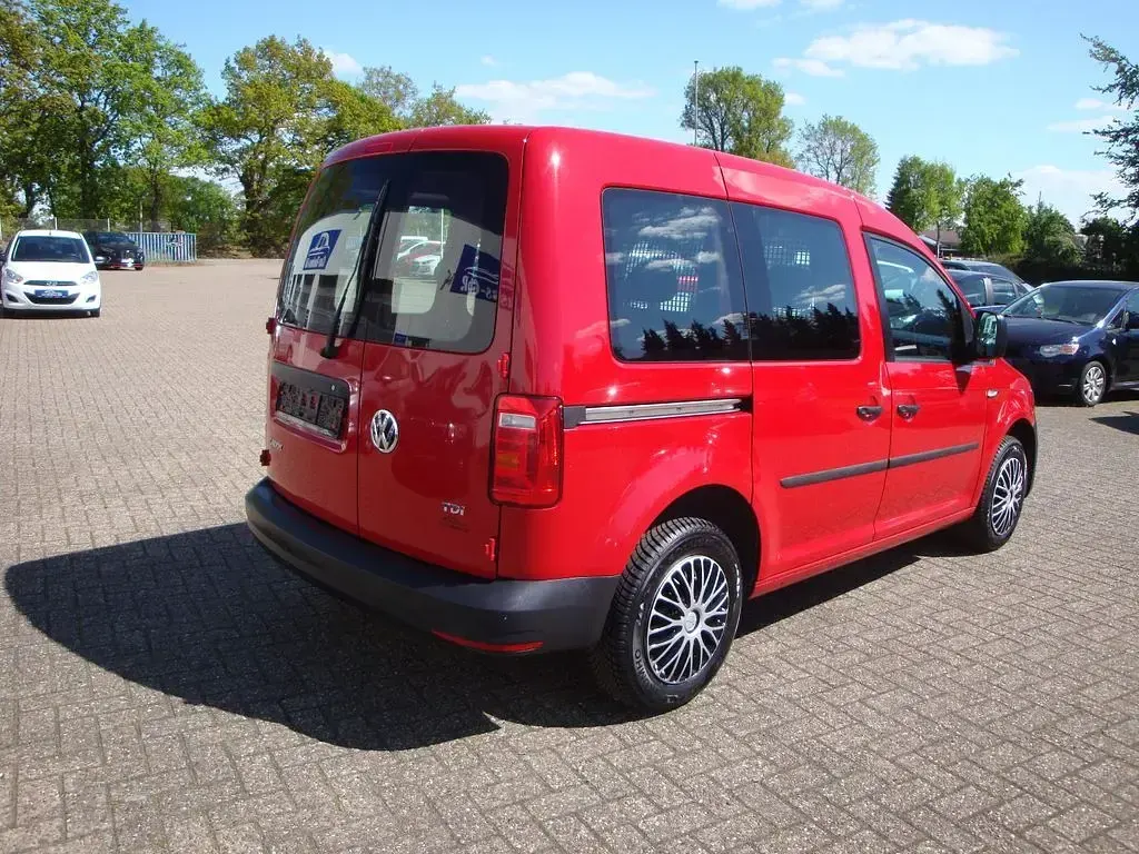 Używany VW Caddy 75 KM (55 kW) 2017 Czerwony Minivan