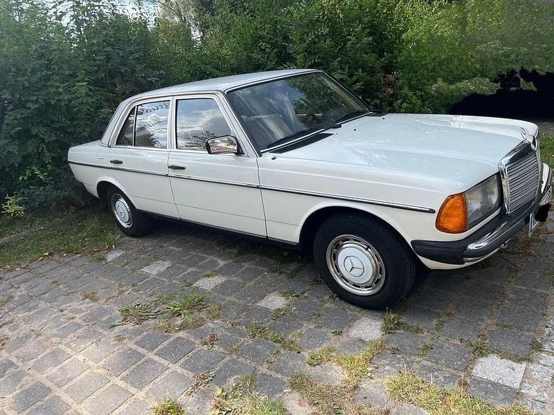 Weiß Gebraucht 1982 Mercedes 200 Limousine | 14.000 € - Bild 1/4