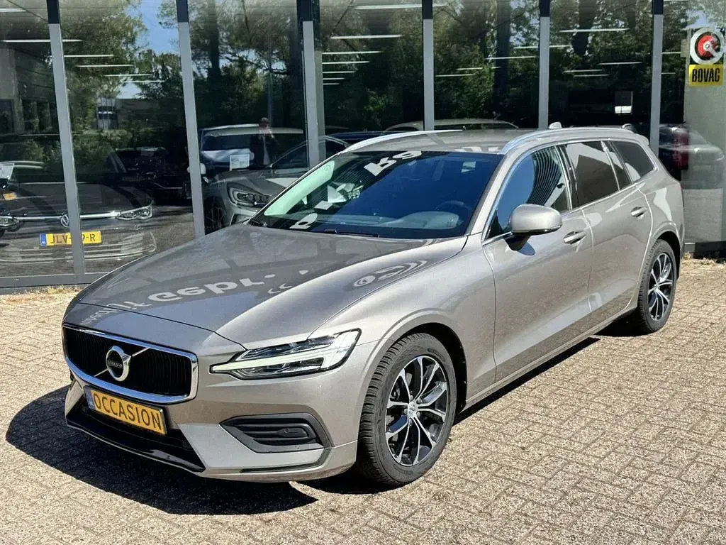 Gebraucht Volvo V60 Momentum 150 PS (110 kW) 2021 Kombi