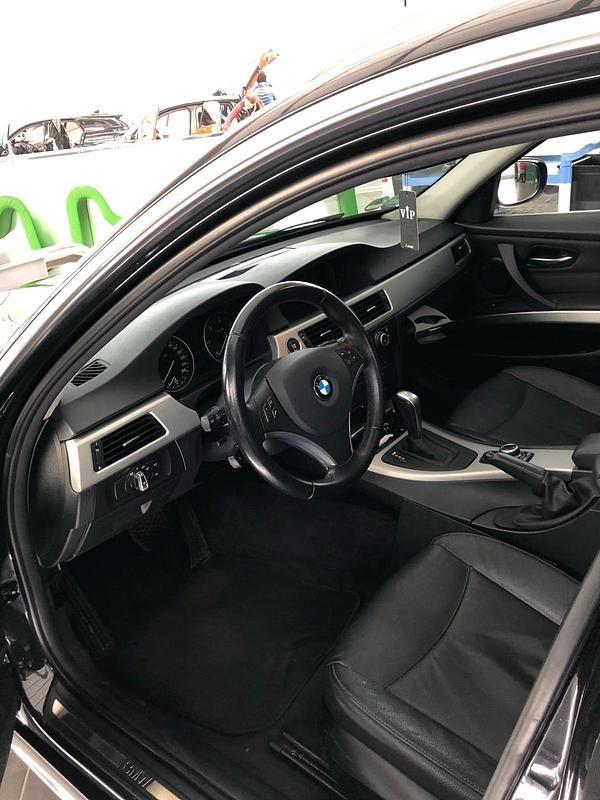 Gebraucht BMW 330 Sport Line 245 PS (180 kW) 2012 Schwarz Kombi