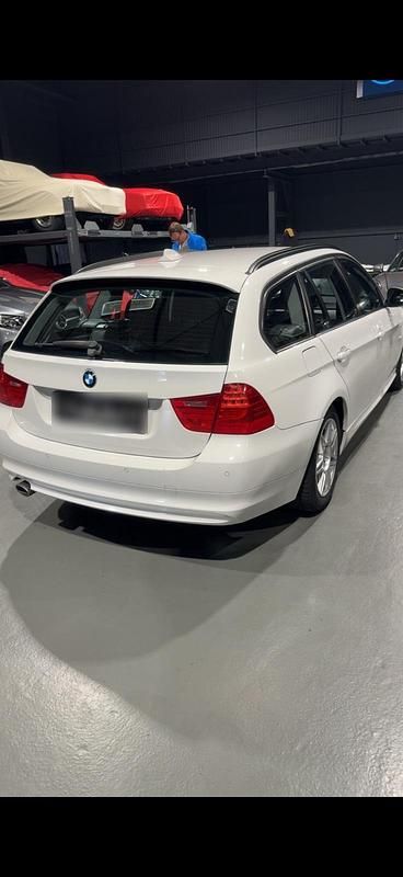 Gebraucht BMW 320 184 PS (135 kW) 2010 Weiß Kombi
