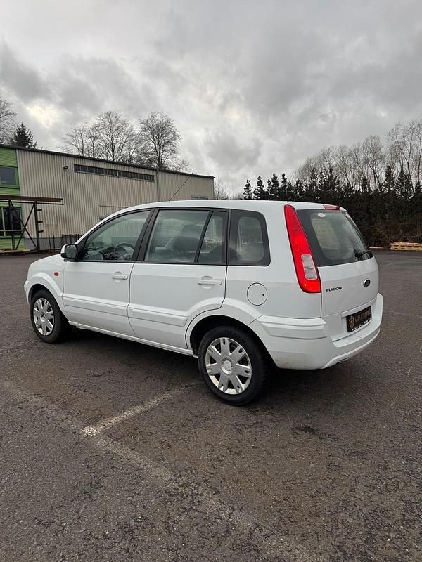 Gebraucht Ford Fusion 80 PS (58 kW) 2012 Weiß Kleinwagen