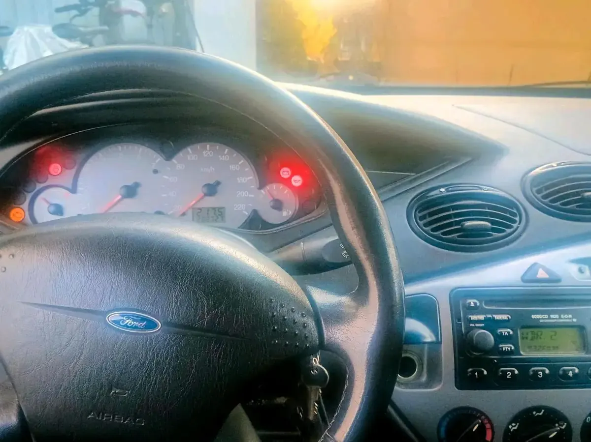 Używany Ford Focus 75 KM (55 kW) 2000 Srebrny Hatchback