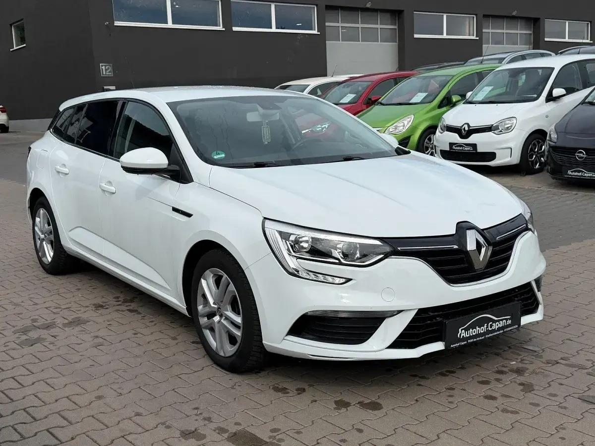 Gebraucht Renault Mégane GrandTour Play 132 PS (97 kW) 2018 Gletscherweiss Kombi