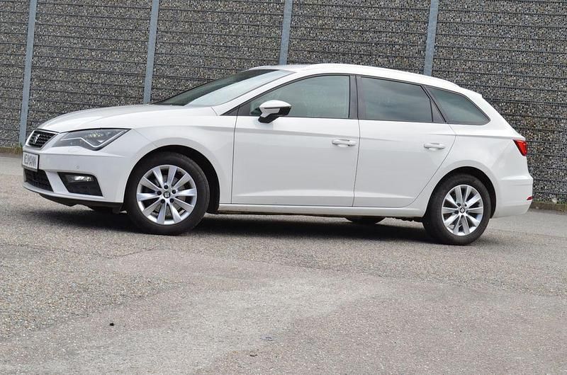 Weiß Gebraucht 2020 Seat Leon ST Style Kombi | 12.980 € (Fairer Preis) - Bild 1/4