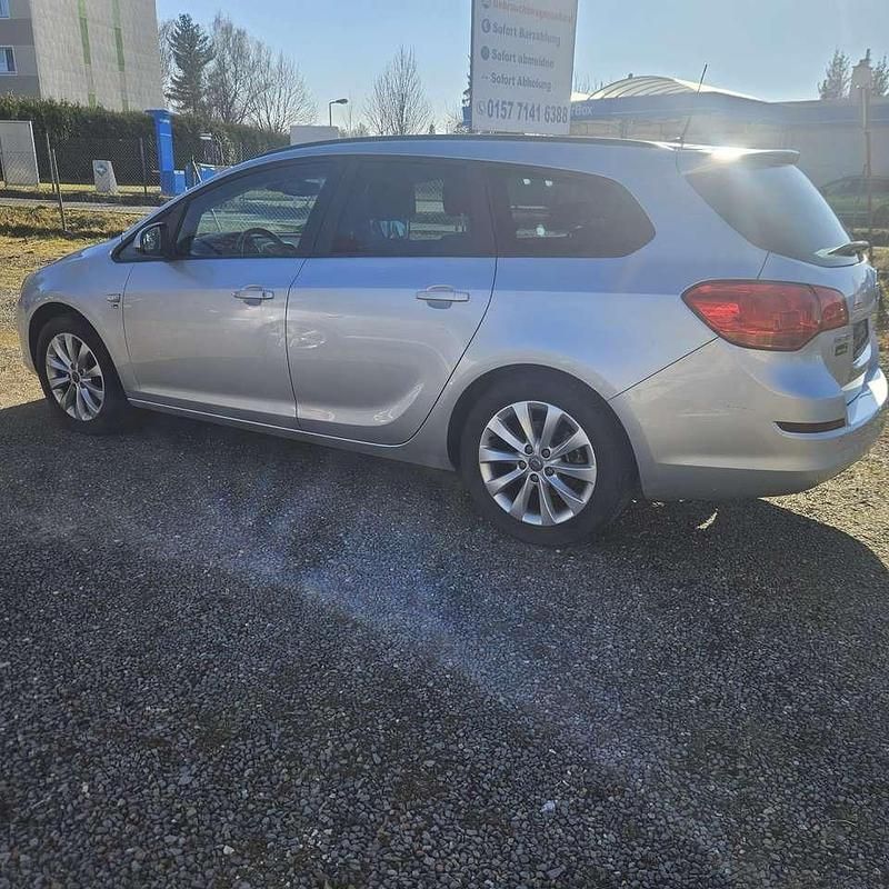 Gebraucht Opel Astra 110 PS (80 kW) 2012 Argon silber/ice silver (m2) Kombi