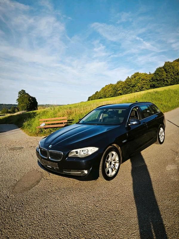 Blau Gebraucht 2011 BMW 520 Kombi | 7.950 € (Fairer Preis) - Bild 1/4