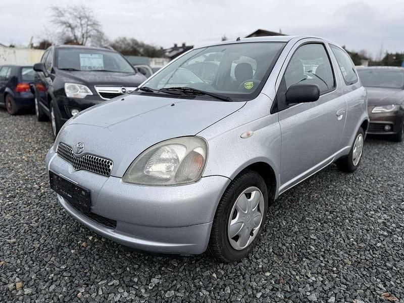 Grau Gebraucht 2001 Toyota Yaris Limousine | 2.999 € (Fairer Preis) - Bild 1/4