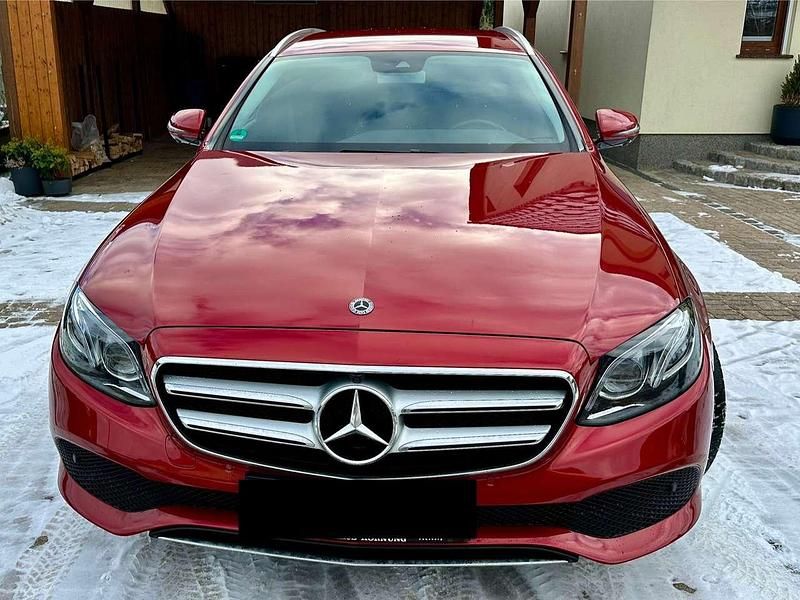 Gebraucht Mercedes E200 184 PS (135 kW) 2017 Rot Kombi