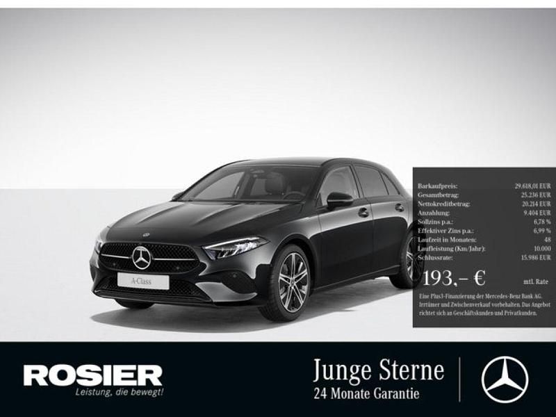 Schwarz / kosmosschwarz (metallic) Gebraucht 2024 Mercedes A200 Advanced Limousine | 29.618 € (Fairer Preis) - Bild 1/4