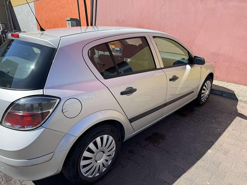 Silber Gebraucht 2009 Opel Astra Innovation Limousine | 2.450 € (Fairer Preis) - Bild 1/4