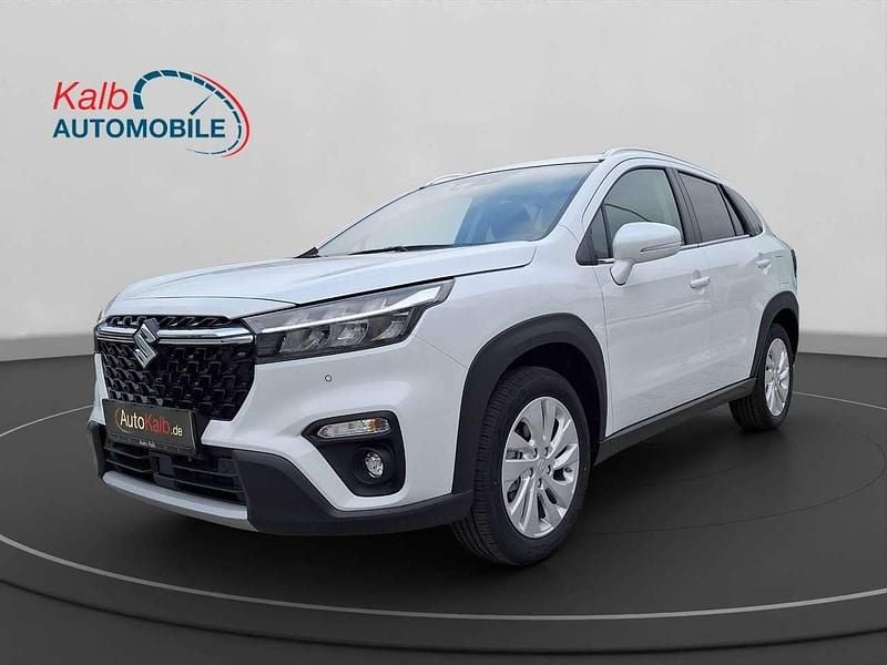 Cool white pearl metallic Neu 2024 Suzuki SX4 S-Cross Comfort SUV | 25.444 € (Superpreis) - Bild 1/4