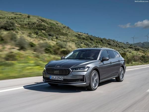 Grau (graphitegrau metallic) Neu 2025 Skoda Superb Selection Kombi | 40.990 € (Superpreis) - Bild 1/4