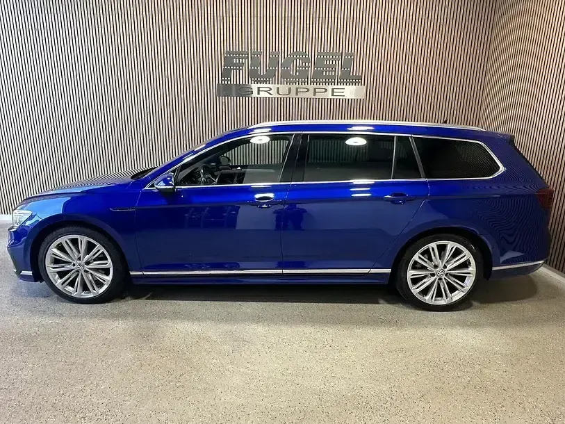 Gebraucht VW Passat R-line 280 PS (205 kW) 2021 Lapiz blue metallic Kombi