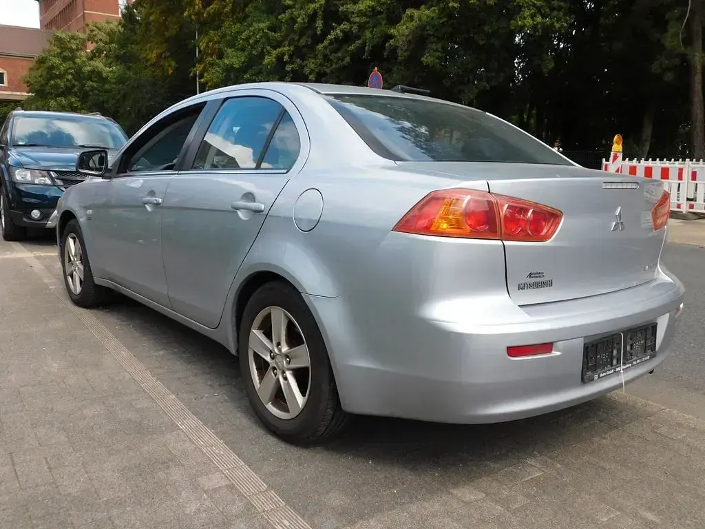 Gebraucht Mitsubishi Lancer Invite 109 PS (80 kW) 2010 Silber Limousine