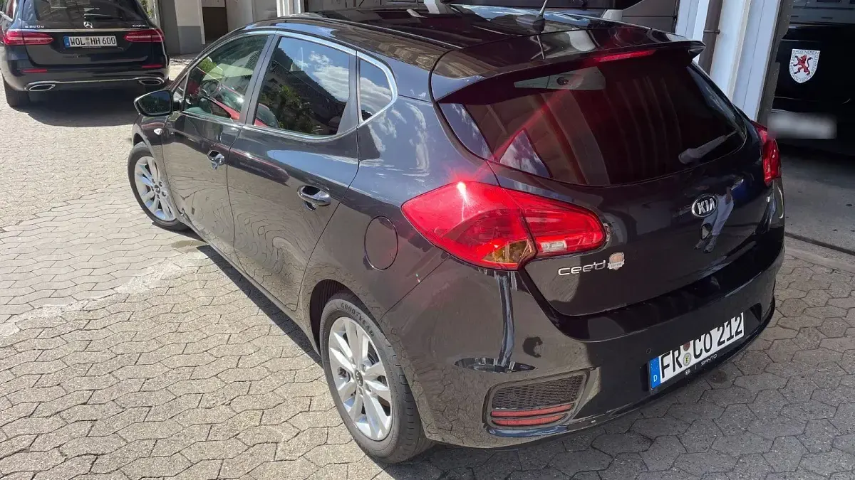 Gebraucht Kia Ceed DREAM-TEAM Edition 135 PS (99 kW) 2016 Schwarz Kleinwagen
