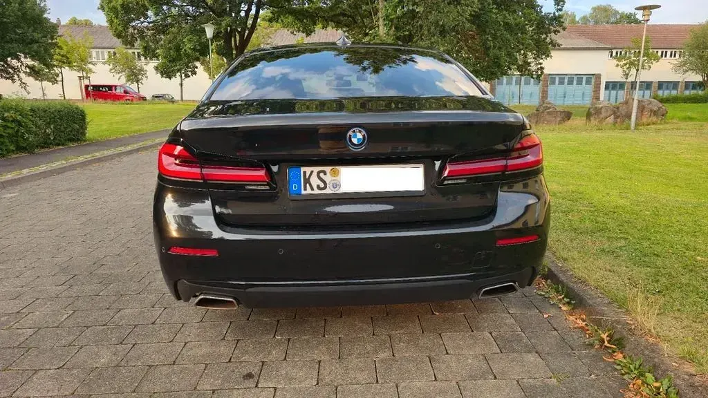 Gebraucht BMW 545e Sport Line 394 PS (289 kW) 2022 Schwarz Limousine