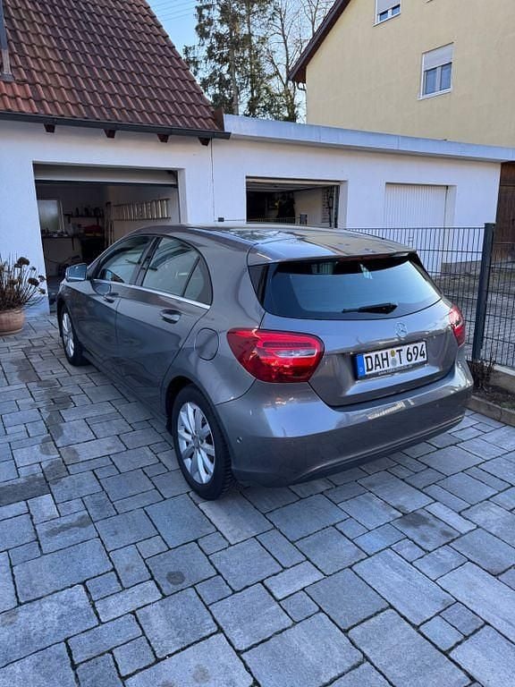 Gebraucht Mercedes A180 136 PS (100 kW) 2016 Grau Limousine