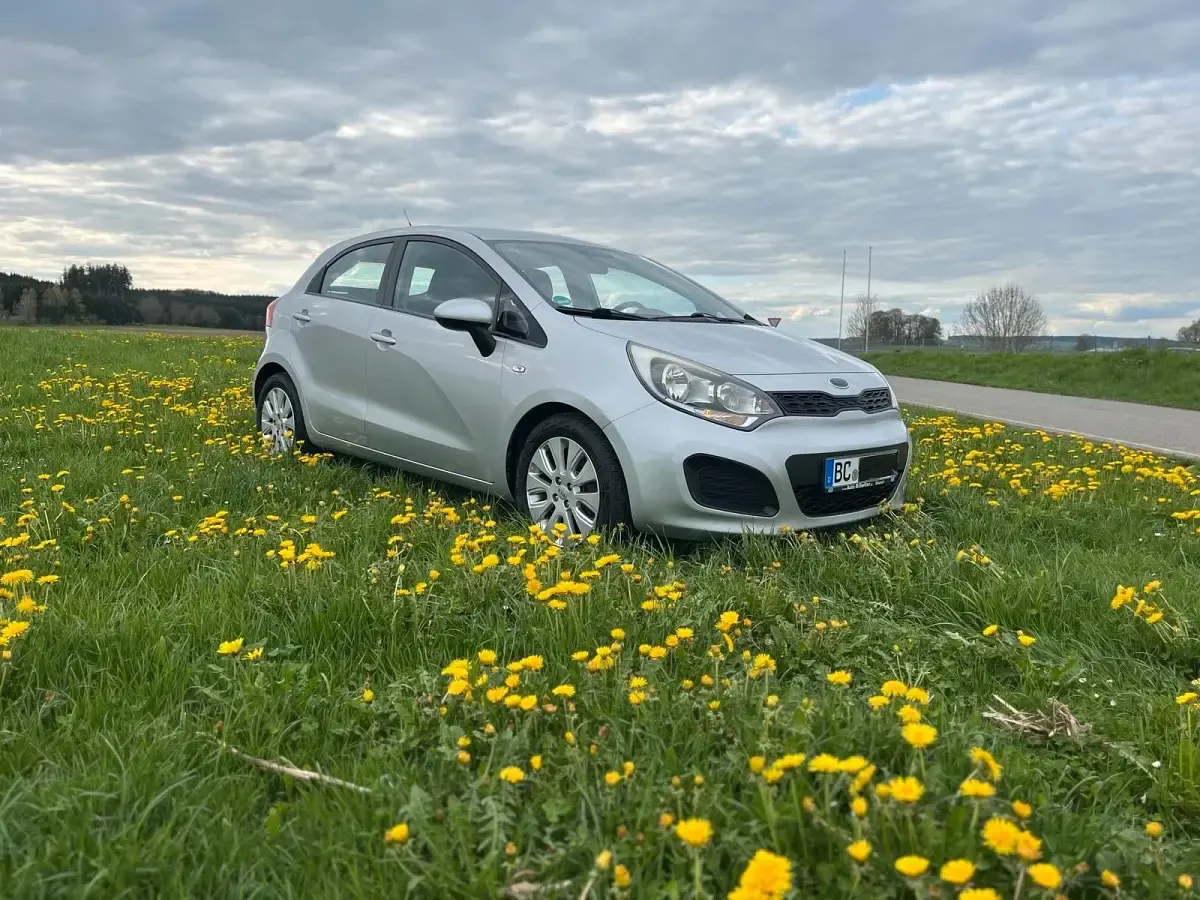 Gebraucht Kia Rio 109 PS (80 kW) 2012 Silber Kleinwagen