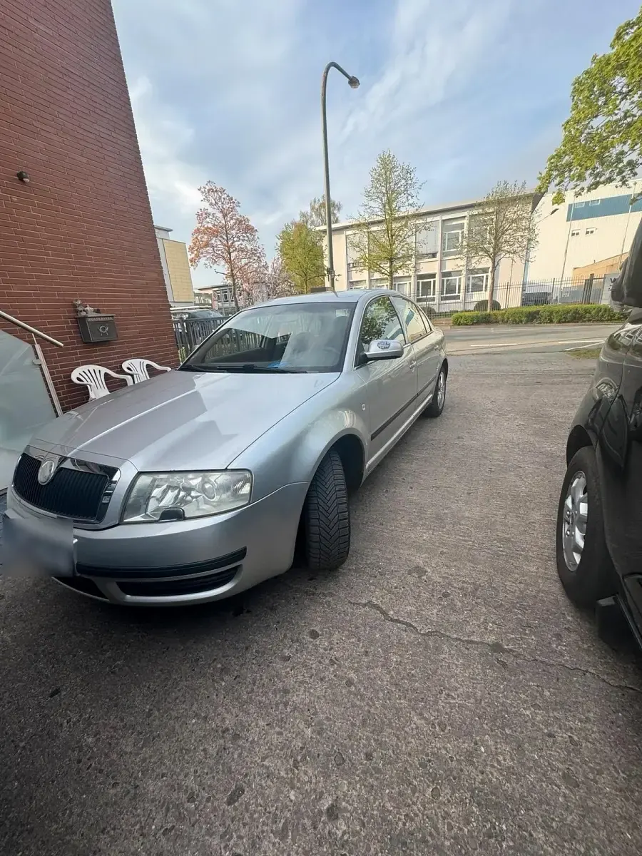 Używany Skoda Superb 150 KM (110 kW) 2004 Srebrny Sedan/Limuzyna
