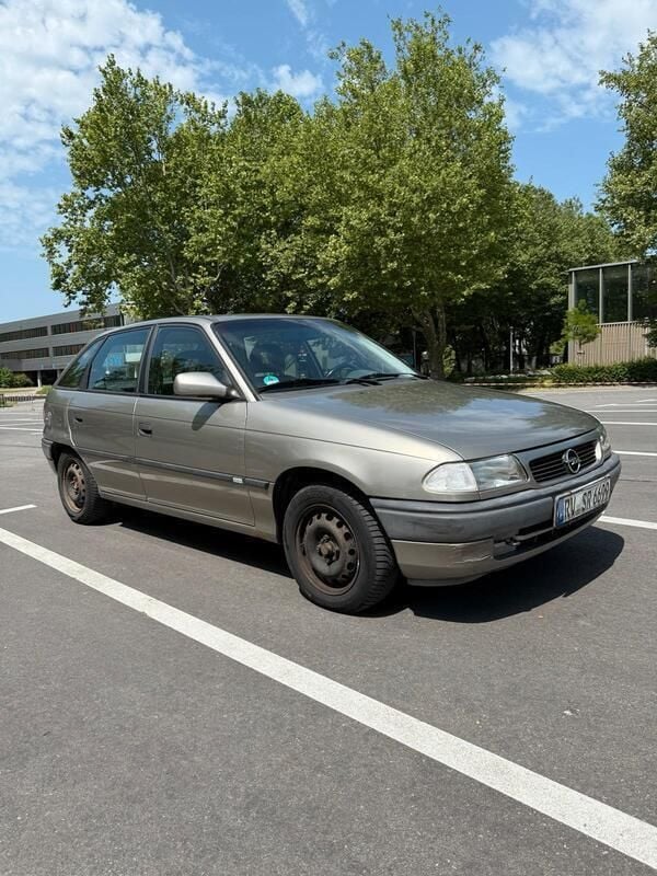 Gold Gebraucht 1996 Opel Astra Limousine | 1.000 € (Guter Preis) - Bild 1/4