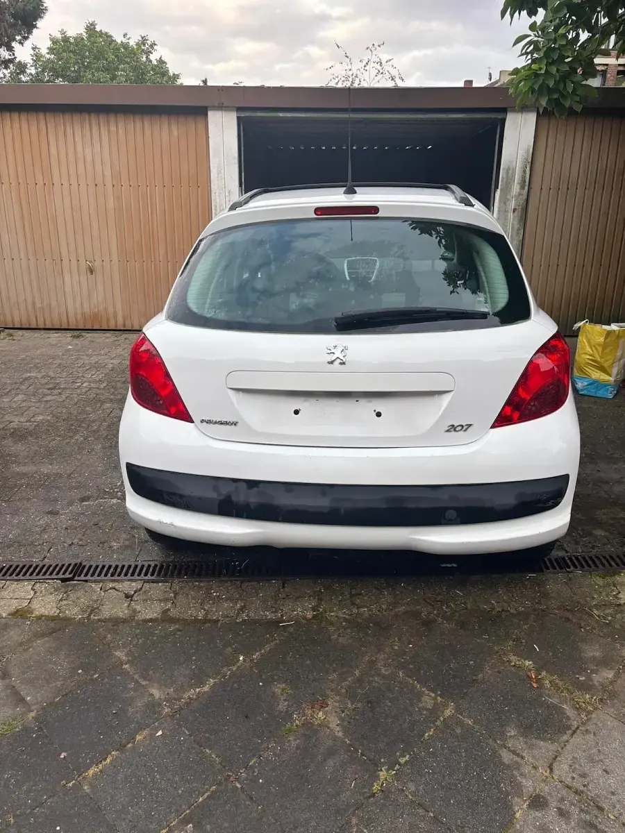 Gebraucht Peugeot 207 90 PS (66 kW) 2009 Weiß Limousine