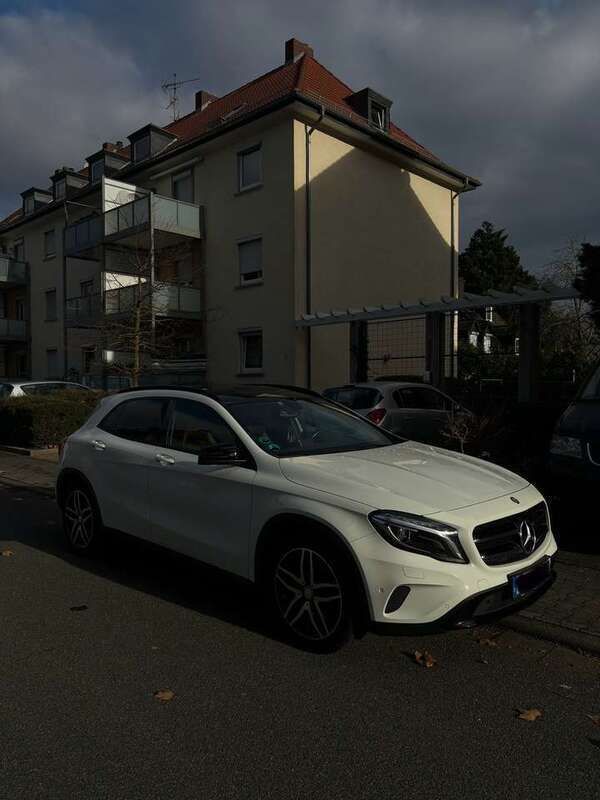 Weiß Gebraucht 2014 Mercedes GLA200 SUV | 16.600 € (Fairer Preis) - Bild 1/4