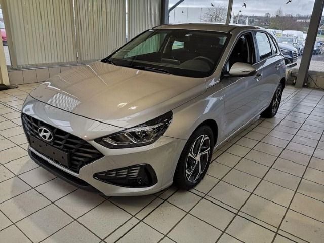 Silber Gebraucht 2023 Hyundai i30 Pure Limousine | 16.370 € (Guter Preis) - Bild 1/4