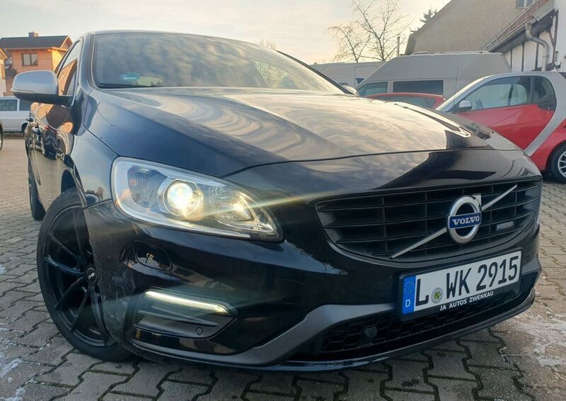 Schwarz Gebraucht 2015 Volvo V60 Momentum Kombi | 11.499 € (Fairer Preis) - Bild 1/4