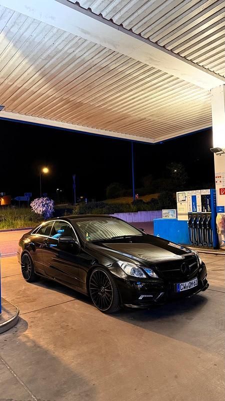Schwarz Gebraucht 2009 Mercedes E250 Coupé | 16.200 € - Bild 1/4