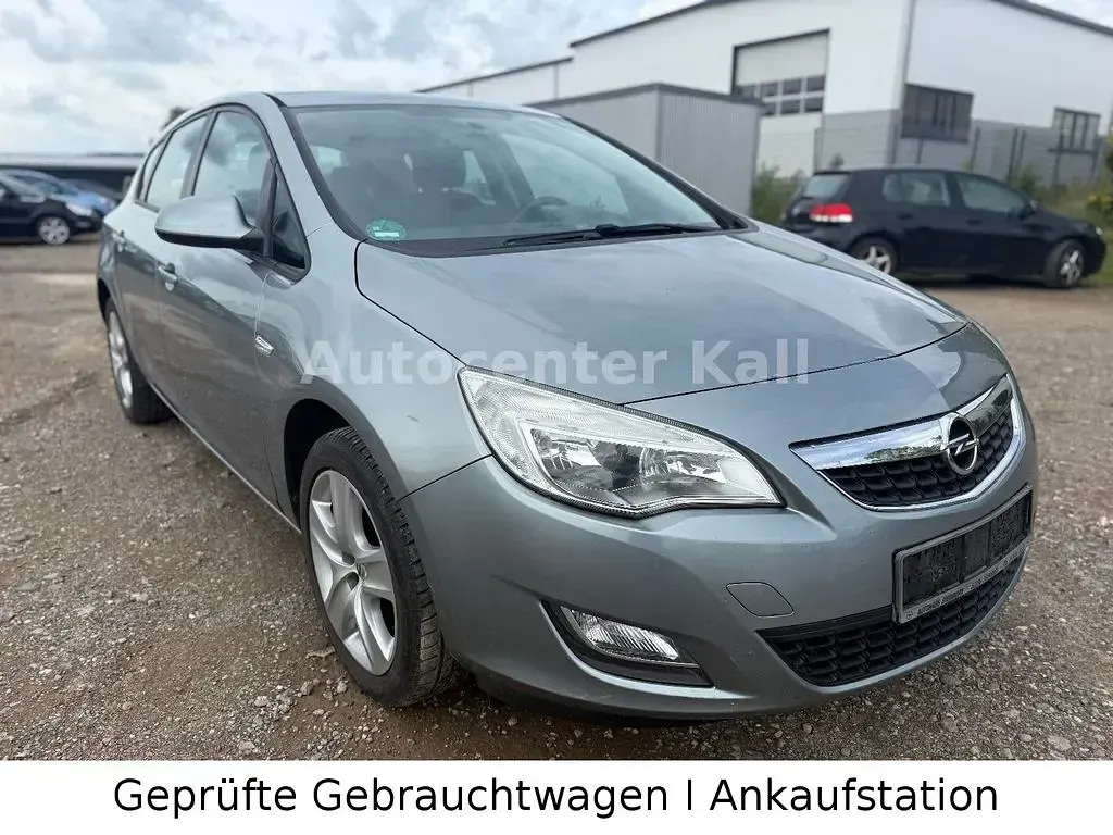 Gebraucht Opel Astra Edition 87 PS (63 kW) 2012 Silber Limousine