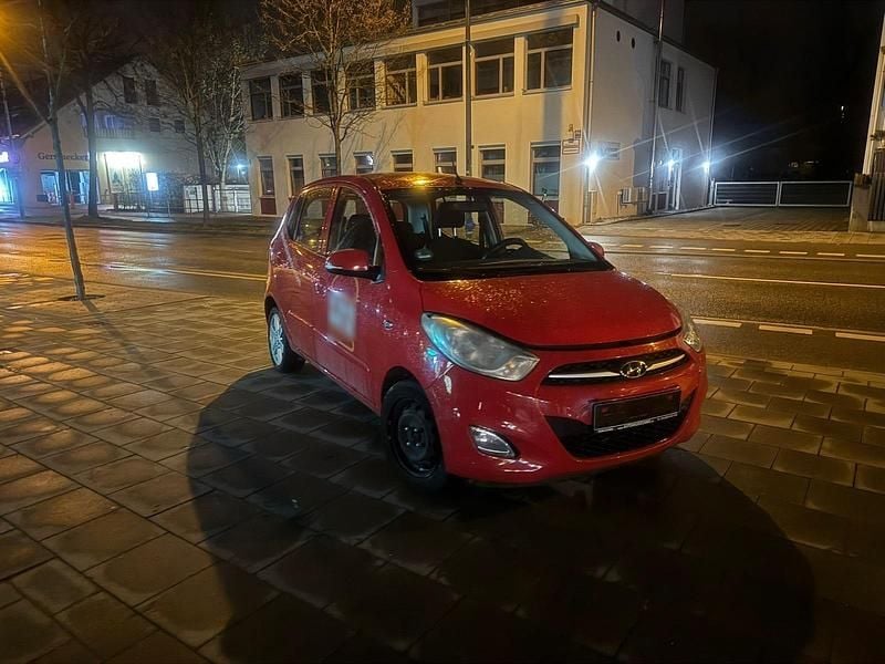 Gebraucht Hyundai i10 90 PS (66 kW) 2012 Rot Kleinwagen