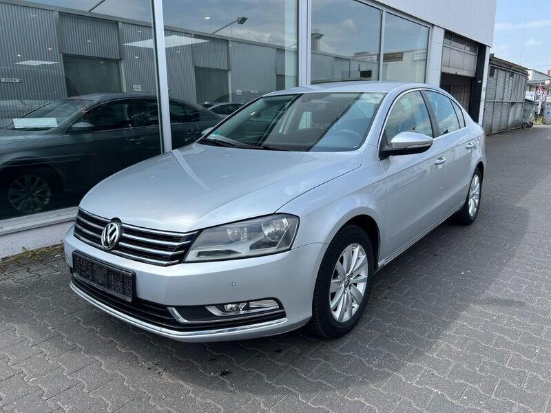 Silber Gebraucht 2011 VW Passat Comfortline Limousine | 7.900 € (Fairer Preis) - Bild 1/4