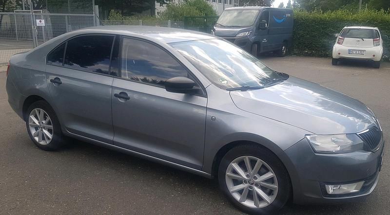 Grau Gebraucht 2013 Skoda Rapid Limousine | 4.399 € (Superpreis) - Bild 1/4