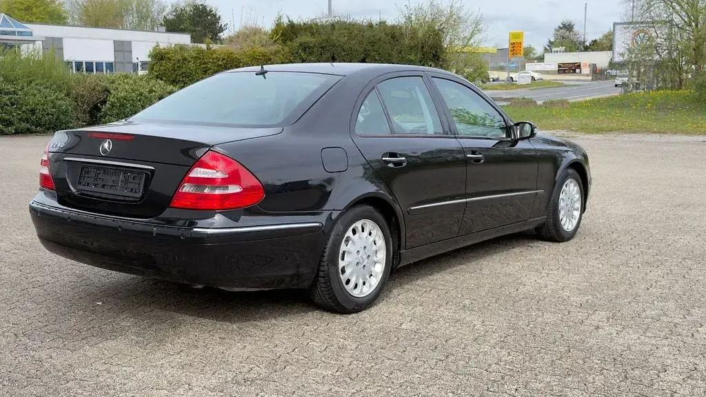 Gebraucht Mercedes E240 Avantgarde 177 PS (130 kW) 2003 Schwarz Limousine