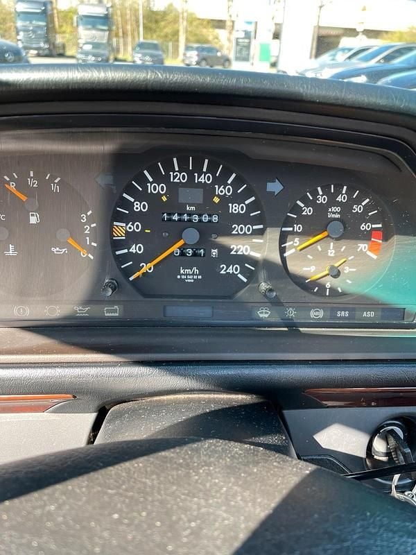 Gebraucht Mercedes E220 150 PS (110 kW) 1993 Schwarz Cabrio