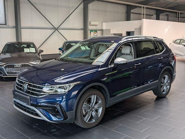 Blau Gebraucht 2023 VW Tiguan Allspace Elegance SUV | 40.900 € (Fairer Preis) - Bild 1/4