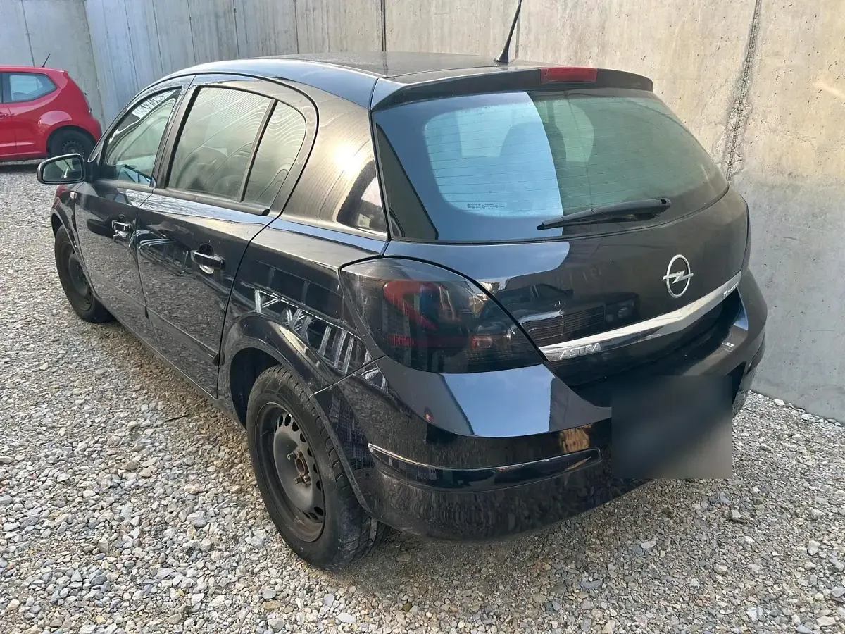 Używany Opel Astra 105 KM (77 kW) 2005 Czarny Hatchback