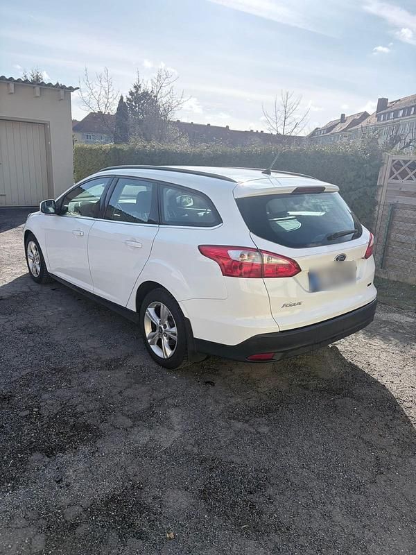 Gebraucht Ford Focus 100 PS (73 kW) 2012 Weiß Kombi