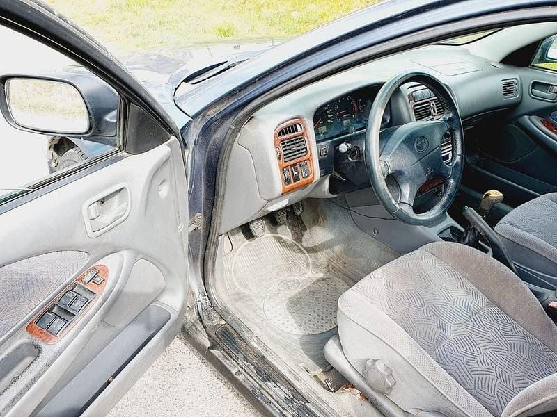 Gebraucht Toyota Avensis 128 PS (94 kW) 1999 Silber Limousine